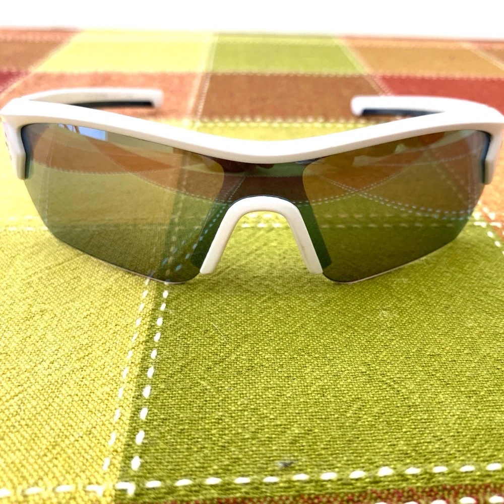 Under Armour Youth Patriotic White Menace Sunglasses - Picture 3 of 15